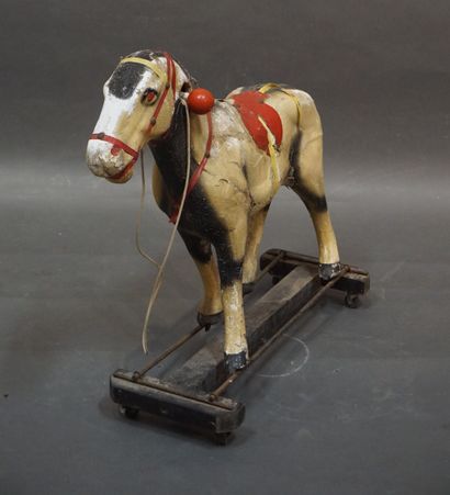 null Horse with wheels in polychrome boiled cardboard. 60x70x22 cm