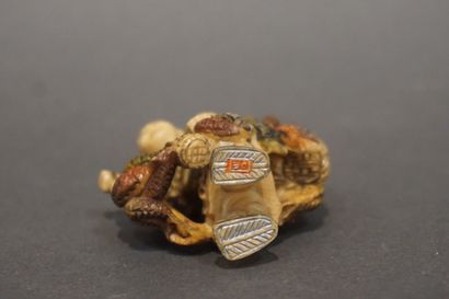 null Netsuke polychrome: "Pêcheur et poissons". 5 cm