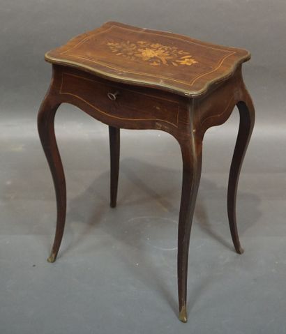 null Napoleon III workbench in veneer and floral marquetry and nets. 70x52x39 cm