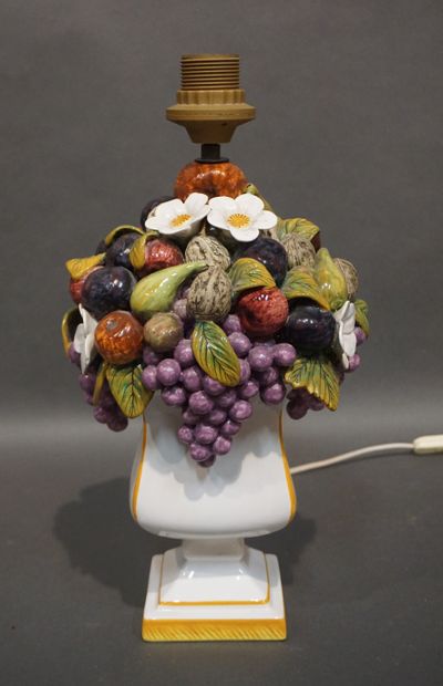 null Pied de lampe en céramique polychrome à décor de fleurs et fruits. 34 cm