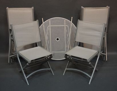 null Folding garden table (73x86 cm) and six folding garden chairs (worn)