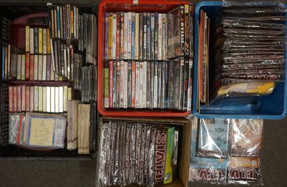 Quatre manettes de DVD, CD, cassette, disques...