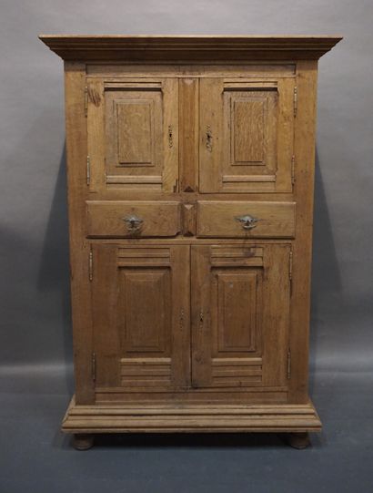 null Buffet haut en bois naturel mouluré à deux tiroirs et quatre portes. 159x106x52...