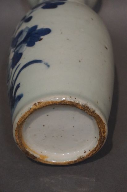 null Vase en porcelaine asiatique à décor floral bleu. 23 cm