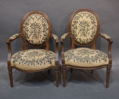 null Deux fauteuils médaillons en bois naturel mouluré, garnis de tapisserie, travail...
