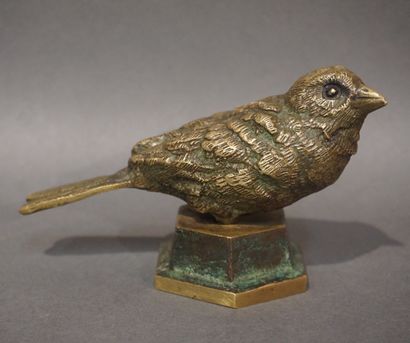 null Oiseau en bronze sur un socle, signé sous la queue. 7,5 cm