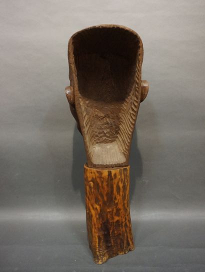 null Grande tête africaine en bois sculpté sur socle en bois. Tête: 73 cm, socle:...