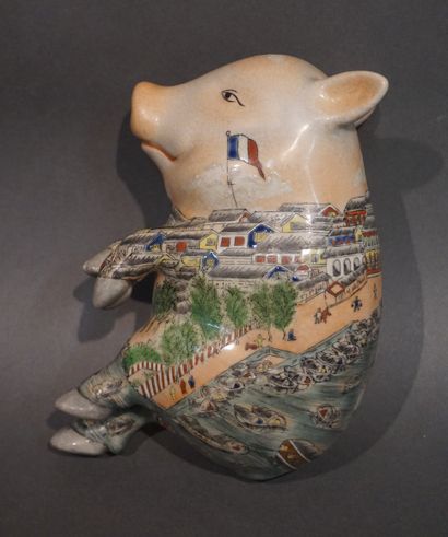 null Cochon en céramique peinte et émaillée à décor de comptoirs sur un rivage asiatique....