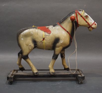 null Horse with wheels in polychrome boiled cardboard. 60x70x22 cm