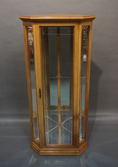 null Corner display case in natural wood, illuminated with three glass shelves. 161x75x51...