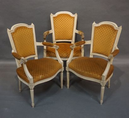 null Trois fauteuils en bois mouluré laqués blancs, garnis de velours marron de style...