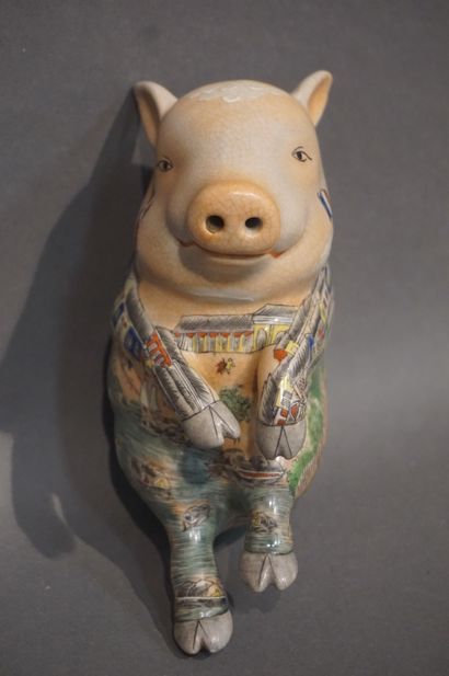 null Cochon en céramique peinte et émaillée à décor de comptoirs sur un rivage asiatique....