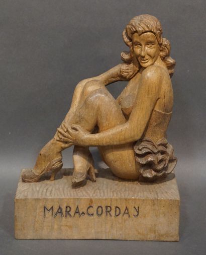 null Statuette in carved wood: "Mara Corday". 37 cm