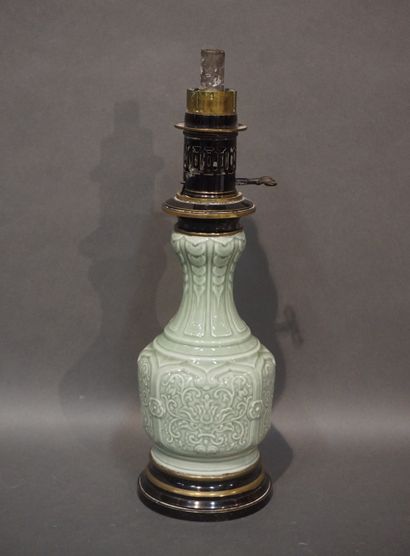 null Vase asiatique en porcelaine céladon monté en lampe. 41 cm