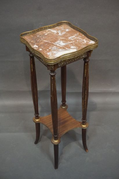 null Natural wood and brass sellette with pink marble top (damaged foot). 82x30,5x30,5...