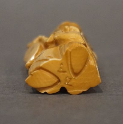 null Netsuke "Man with stick and bag", with removable head. 5,5 cm