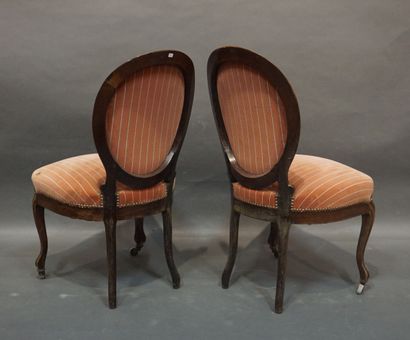 null Pair of Napoleon III chairs in molded mahogany, upholstered in salmon fabric...