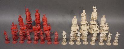 null 32 pieces of Asian chess set. From 7,5 cm to 15 cm