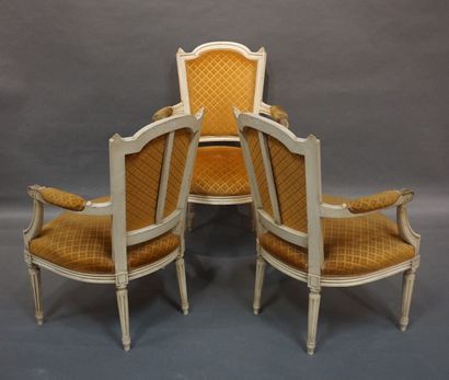 null Trois fauteuils en bois mouluré laqués blancs, garnis de velours marron de style...