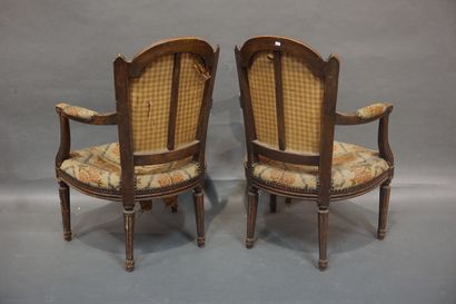 null Paire de fauteuils en bois naturel mouluré garnis de tapisserie. Style Louis...