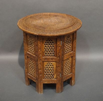 null Openwork and carved wooden shelf. 40x38 cm