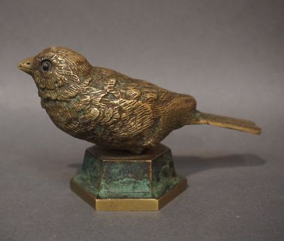 null Oiseau en bronze sur un socle, signé sous la queue. 7,5 cm