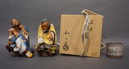 null Asian wooden box (13x15x15 cm), napkin ring and two Asian statuettes in polychrome...