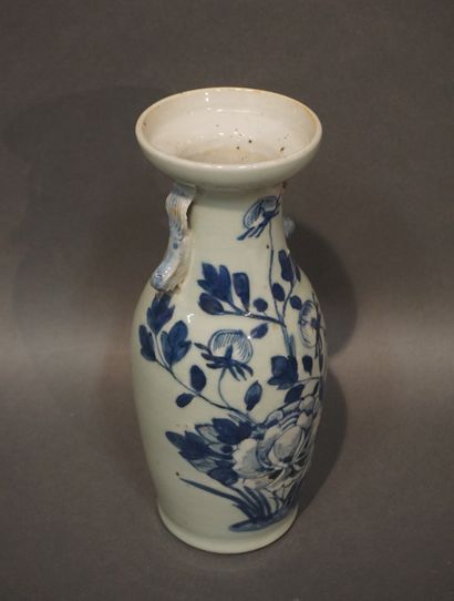 null Vase en porcelaine asiatique à décor floral bleu. 23 cm