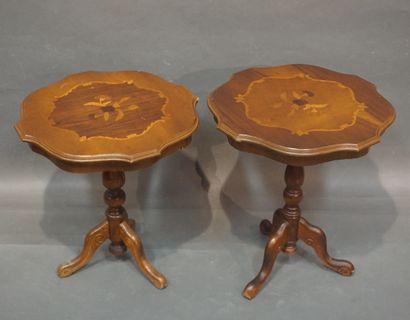 null Two tripod shelves with inlaid poly-lobed tops. 57,5x53 cm and 60x53 cm