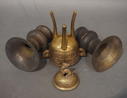 null Brûle-parfum tripode en bronze asiatique et paire de petits vases en métal asiatique....