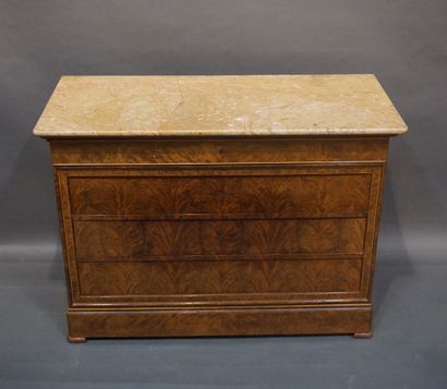 null Chest of drawers in mahogany veneer and marquetry of nets, with five drawers...