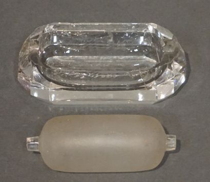 null 
Humidificateur de timbres en cristal (égrenures). 5x11x5,5 cm
