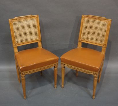 null Paire de chaises en bois naturel mouluré et sculpté à dossiers cannés, garnies...