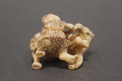 null Netsuke: "Homme et cheval". 3 cm