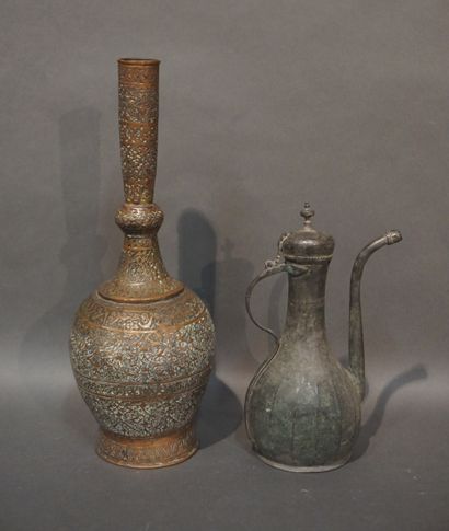 null Vase et théière orientale en cuivre ou métal. 40cm et 26 cm