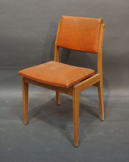 null Five design chairs in natural wood upholstered with red skai. 80x47x50 cm