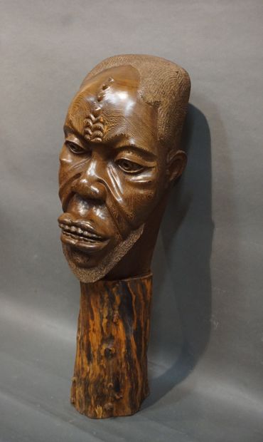 null Grande tête africaine en bois sculpté sur socle en bois. Tête: 73 cm, socle:...