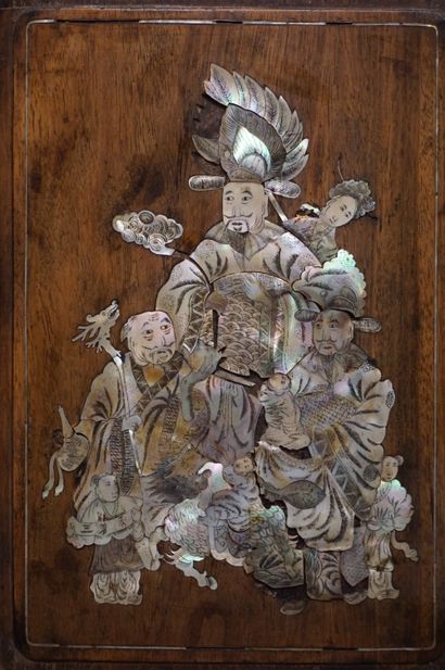 null Panneau asiatique en bois ajouré et incrustations de nacre à décor de personnages,...