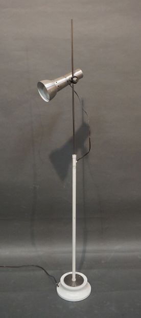 null Lampadaire en métal laqué blanc et chromé. 163 cm