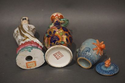null Trois céramiques asiatiques: vase à deux anses à décor végétal polychrome (17...