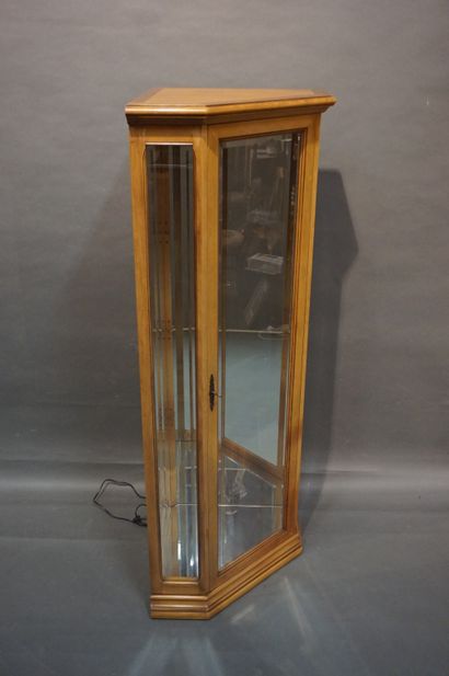 null Corner display case in natural wood, illuminated with three glass shelves. 161x75x51...