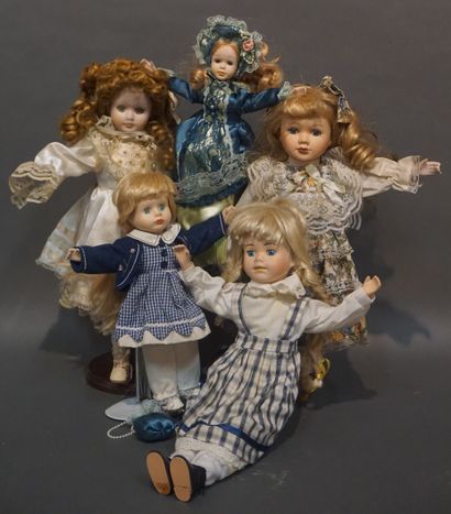 Manette de cinq poupées à tête en porcel...