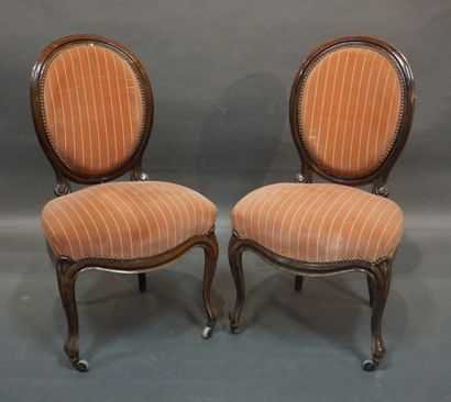 null Paire de chaises Napoléon III en acajou mouluré, garnies de tissu saumon (usures)....