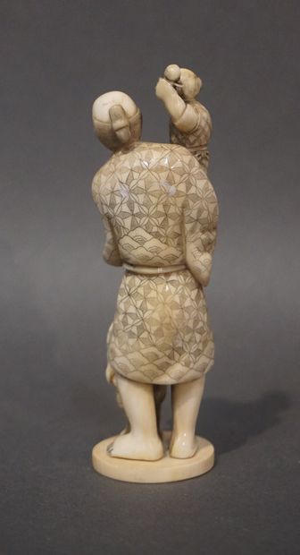 null Asian statuette: "Standing man and two children". 10 cm
