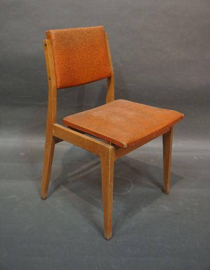 null Five design chairs in natural wood upholstered with red skai. 80x47x50 cm