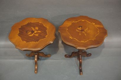null Two tripod shelves with inlaid poly-lobed tops. 57,5x53 cm and 60x53 cm