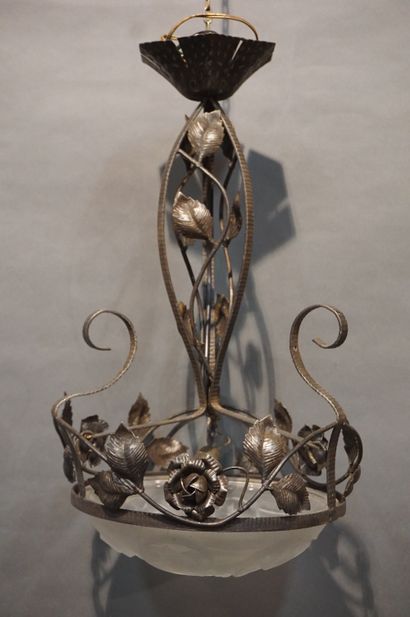 null Suspension early XXth in wrought iron and glass bowl (slight chips). 60x40 ...