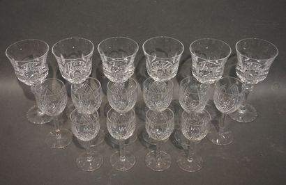 null Manette de 6 verres à pied Villeroy&Boch et 10 verres en cristal de Saint-L...