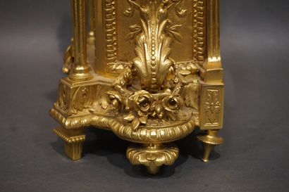 null Pendule en bronze doré à colonnes détachées et décor de guirlandes, signé Philippe...