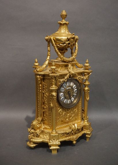 null Pendule en bronze doré à colonnes détachées et décor de guirlandes, signé Philippe...